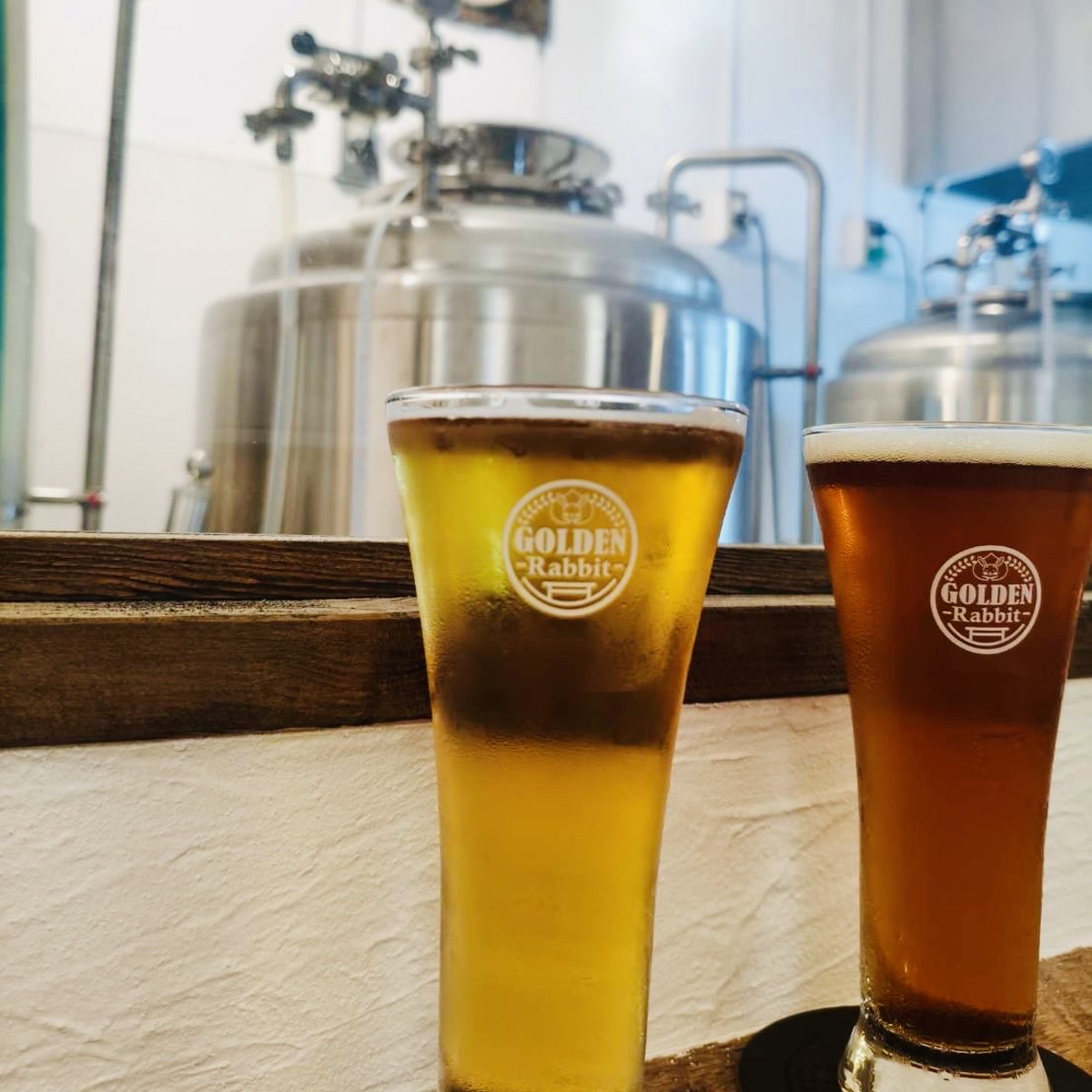 醸造室で注いだ二種のビール
